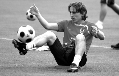 扎金花实战：如何应对那种“赢了就跑”和“输了死缠”的牌友？（扎金花对局攻略：拿下“赢就跑、输死缠”的对手）